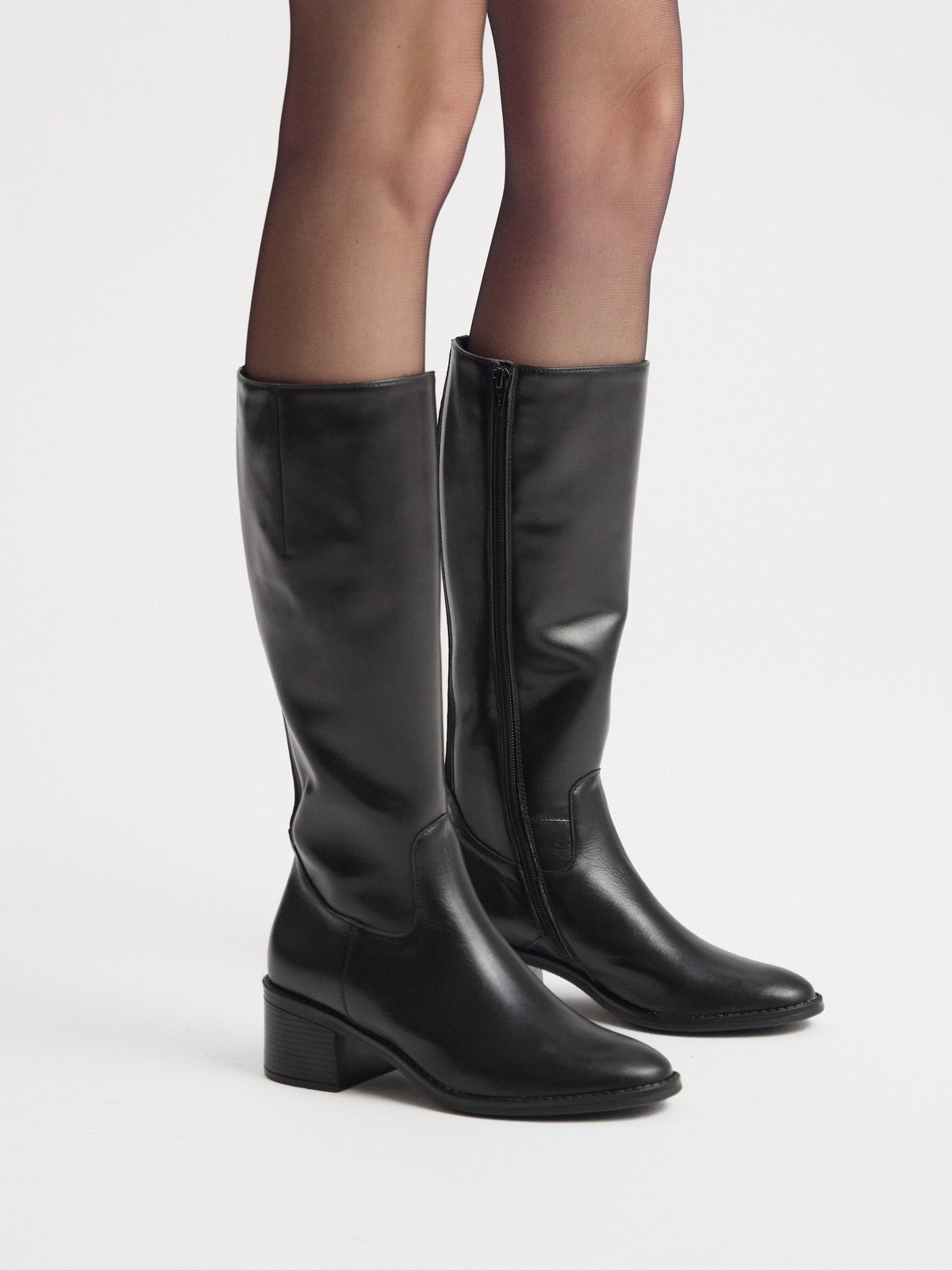 Czarne klasyczne kozaki z wąską cholewką