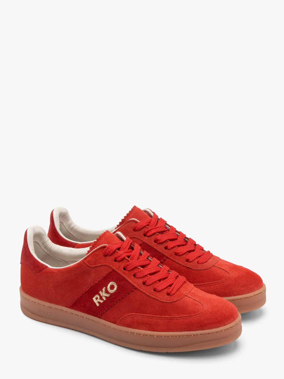 Czerwone, sportowe półbuty na beżowym spodzie