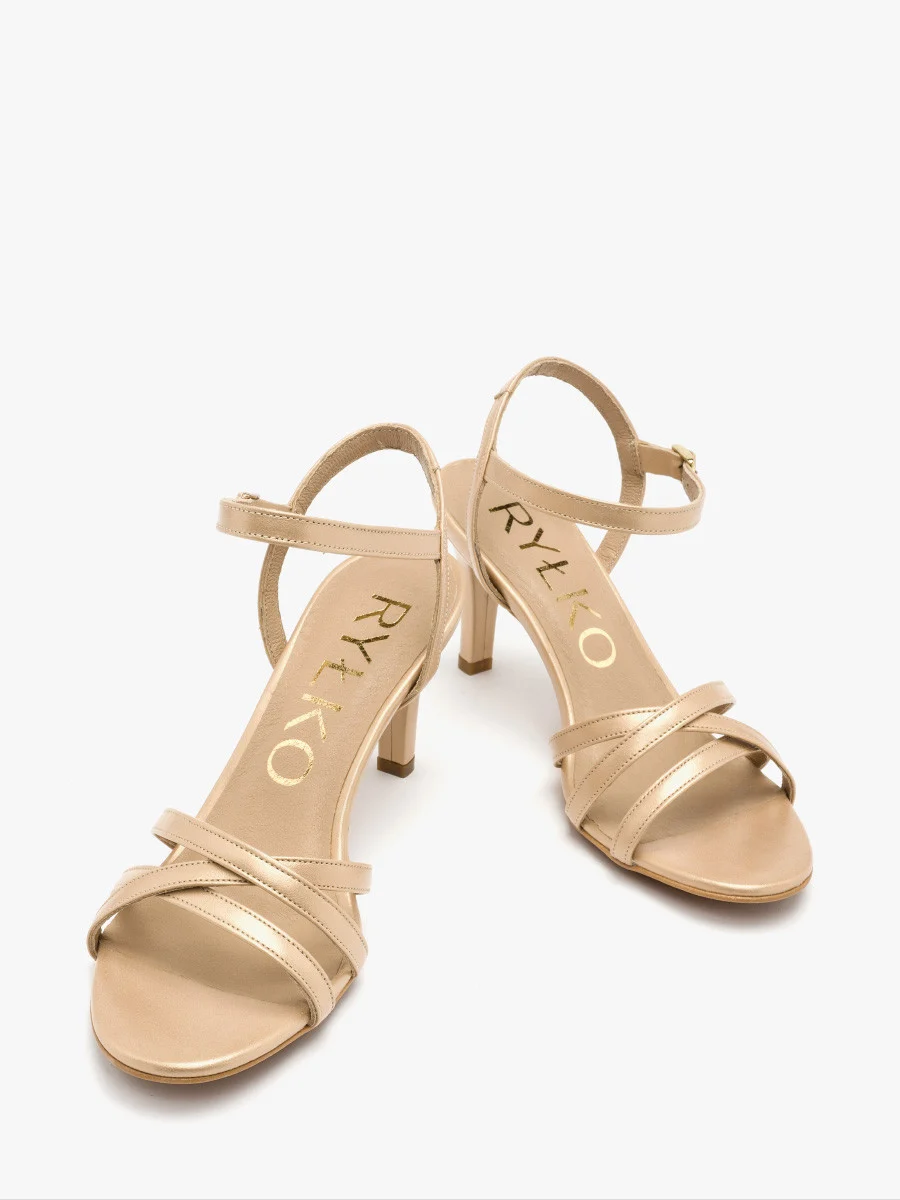 Złote sandały na szpilce