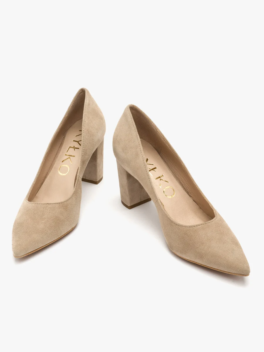 Beżowe czółenka na słupku