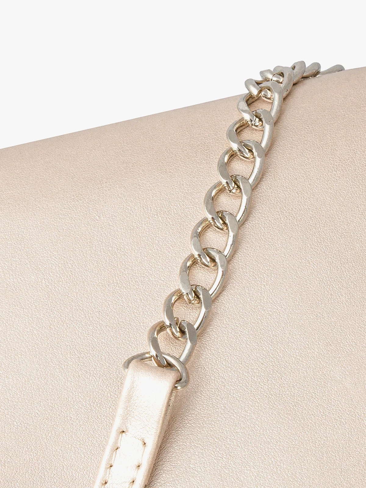 Platynowa torebka z ozdobną klapą