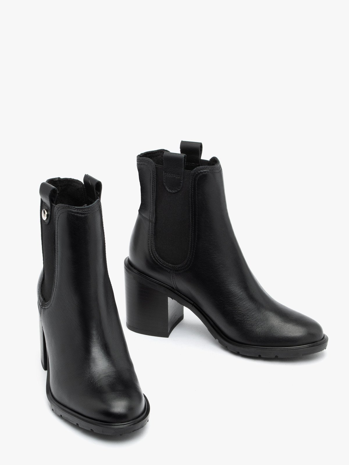 Czarne sztyblety na masywnym klocku