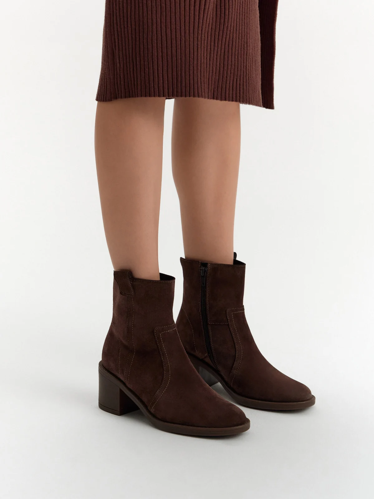 Brązowe botki ze skóry welurowej z ozdobnymi przeszyciami na cholewce