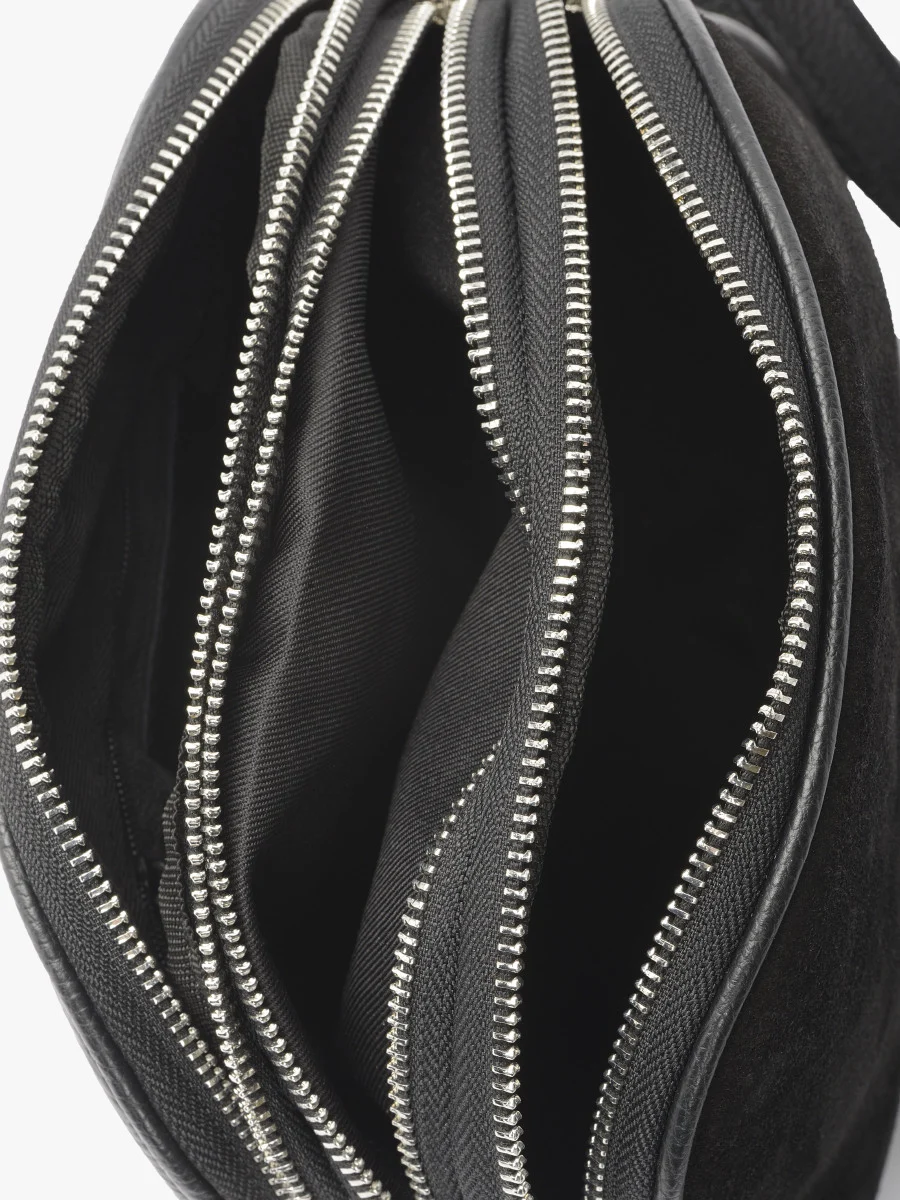 Czarna torebka z ozdobnym frędzlem