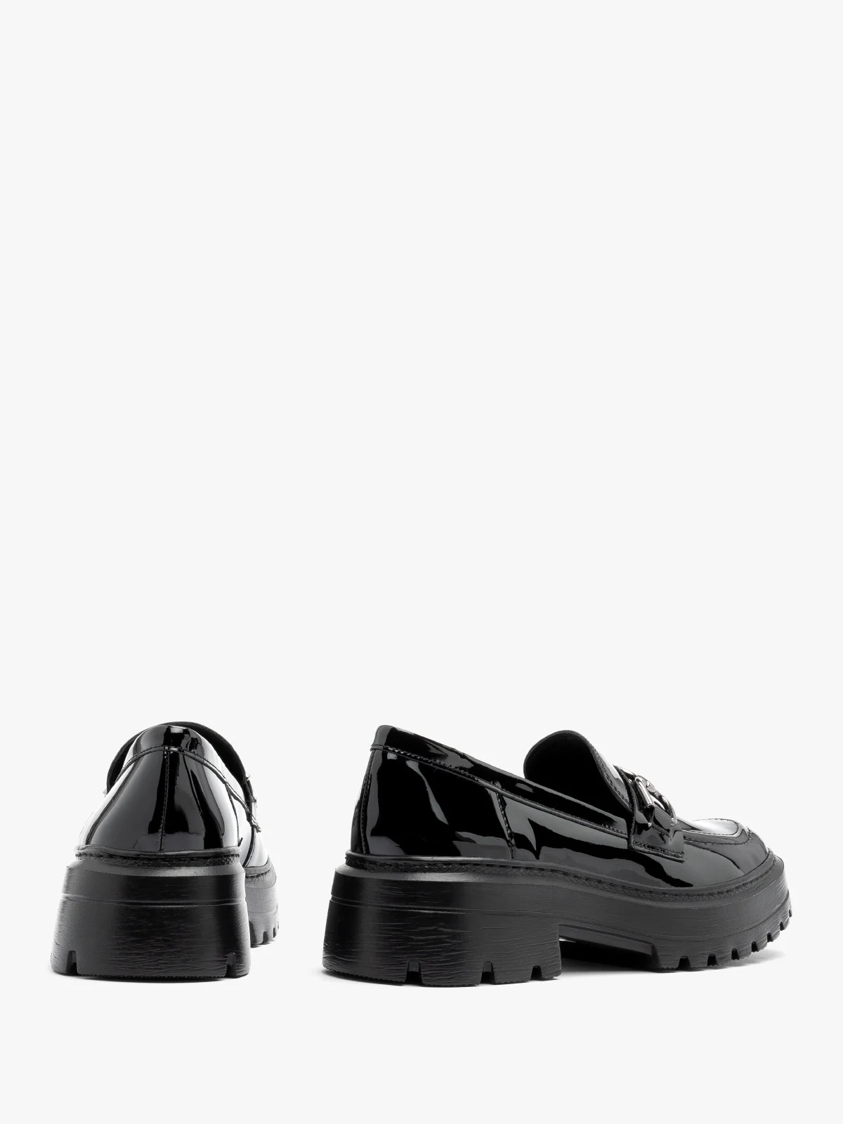 Czarne, lakierowane mokasyny z ozdobą