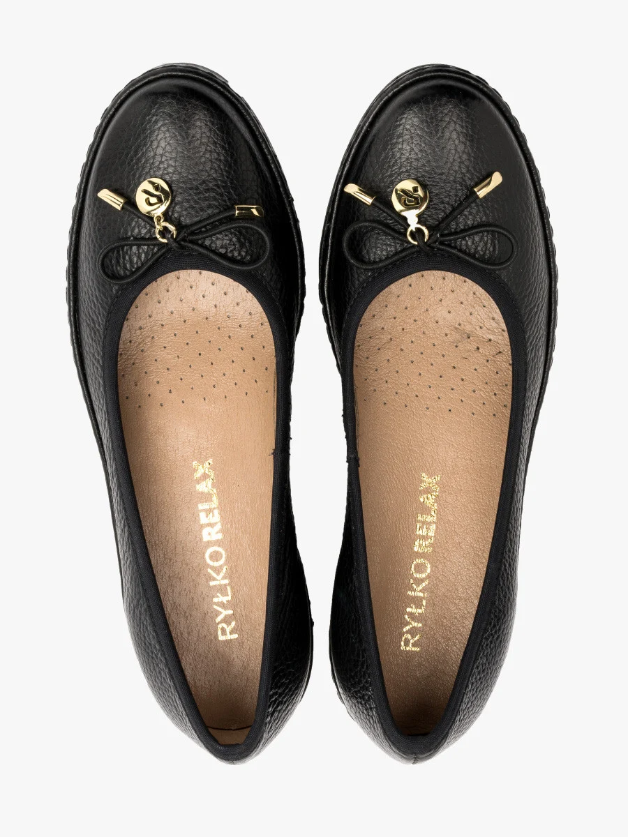 Czarne czółenka z ozdobną kokardą na cholewce