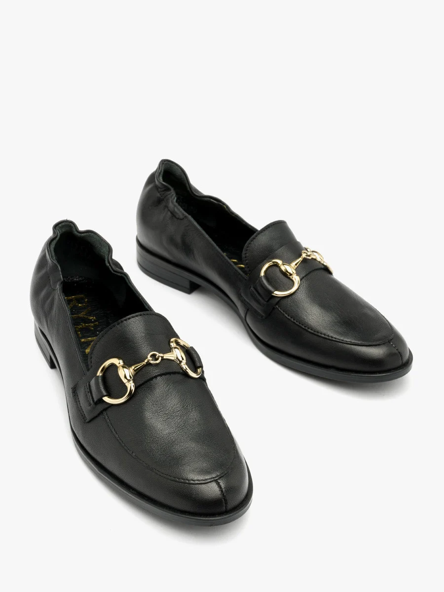 Czarne mokasyny ze złotą ozdobą