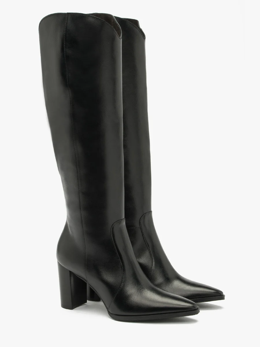 Czarne kozaki z ozdobną cholewką