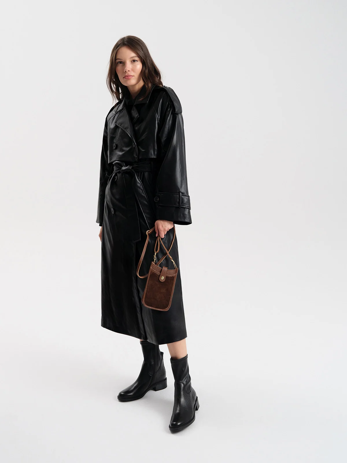 Mała, prostokątna listonoszka z łączonych skór