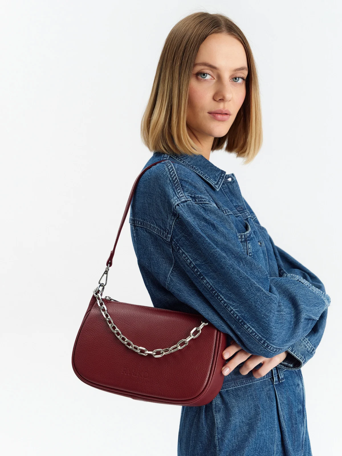 Bordowa torebka z łańcuchem