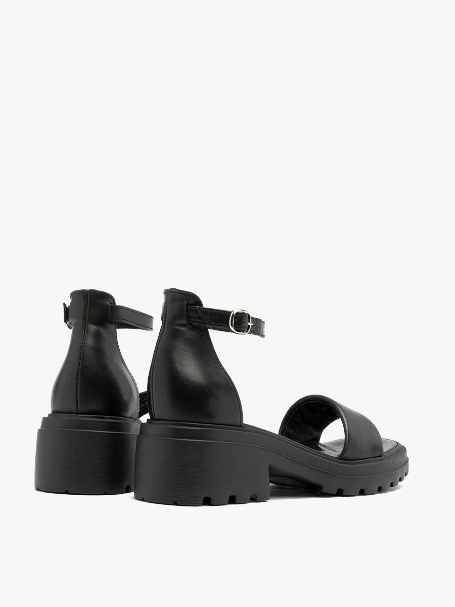 Czarne sandały na masywnym spodzie