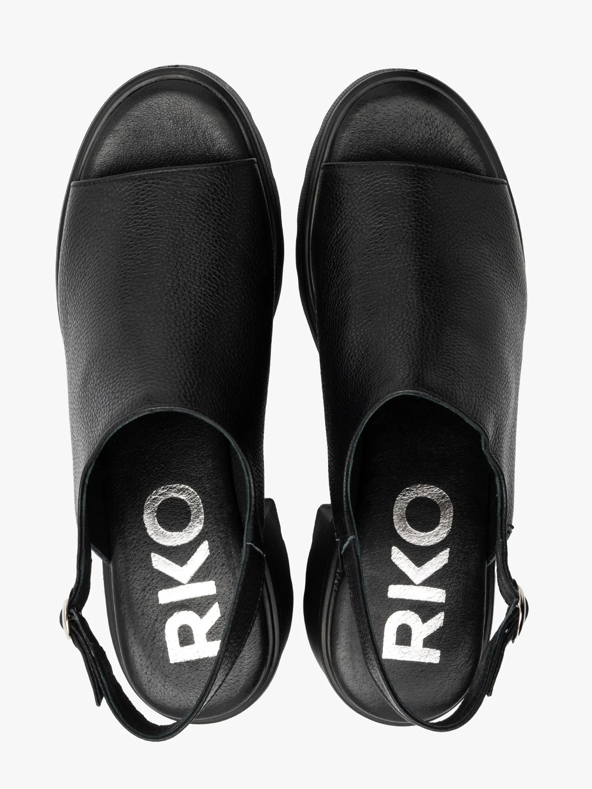 Czarne sandały z zabudowaną cholewką