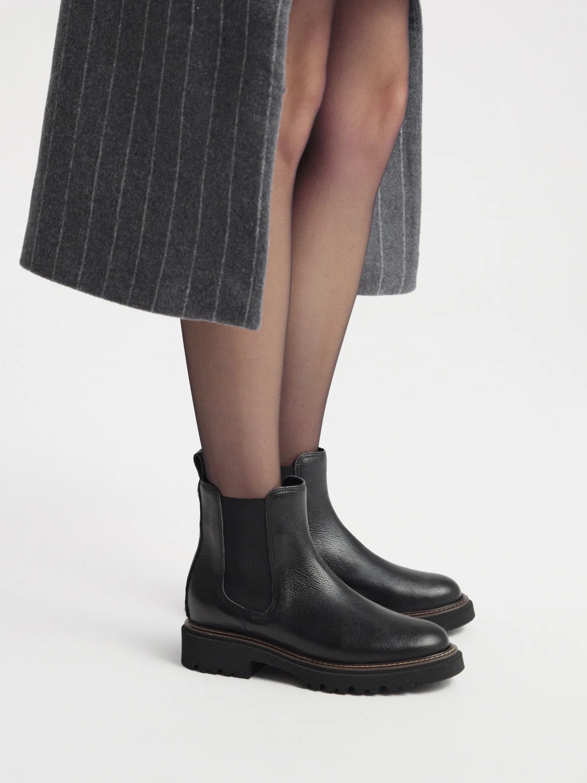 Czarne sztyblety na traktorowej podeszwie z kontrastowym otokiem