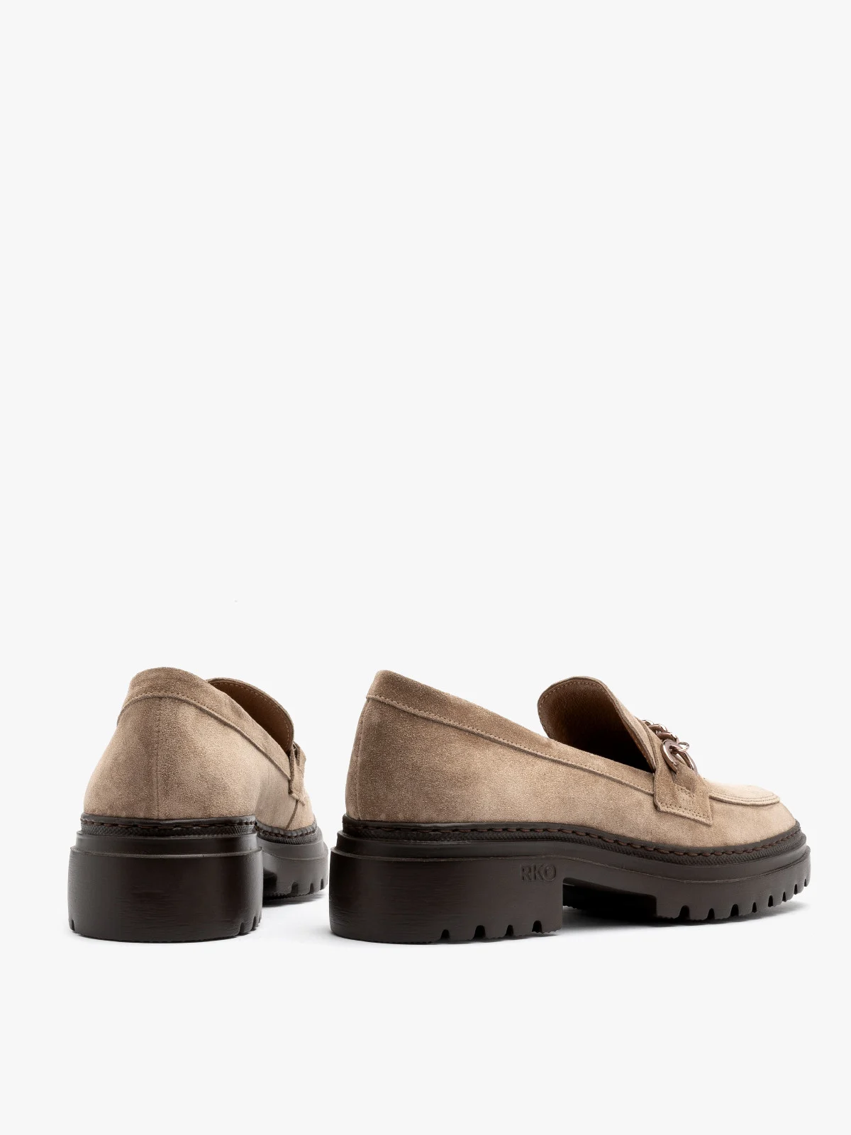 Piaskowe mokasyny z łańcuszkiem na cholewce