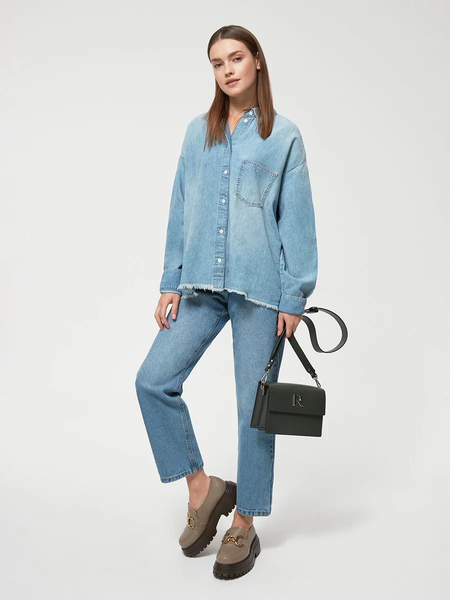 Ciemnobeżowe mokasyny ze srebrną ozdobą