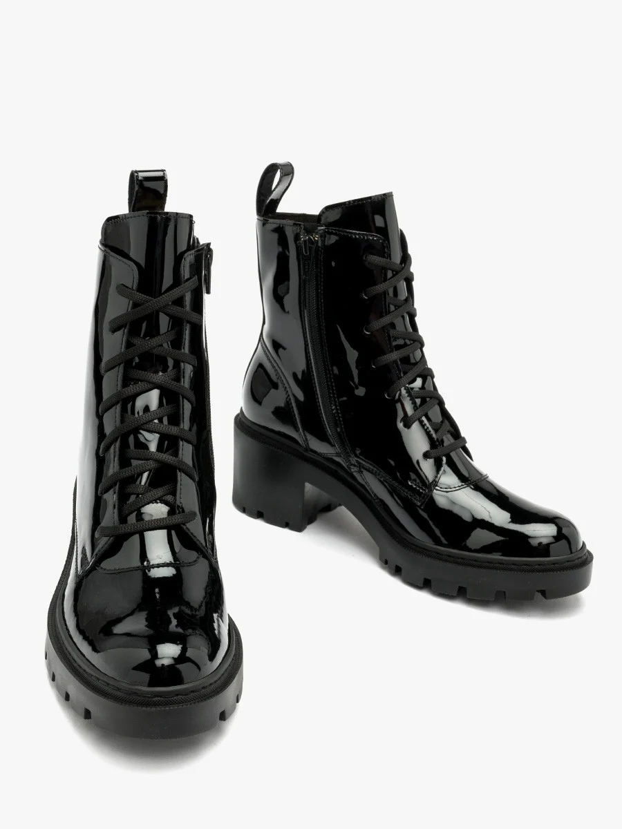 Czarne lakierowane trzewiki na masywnym spodzie