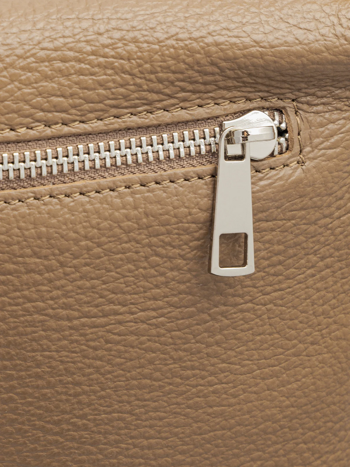 Beżowa torebka średniej wielkości