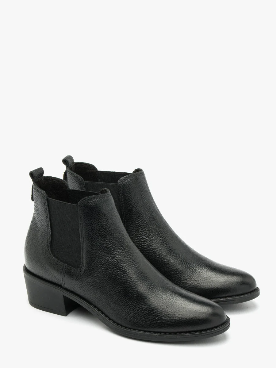 Czarne sztyblety na niskim obcasie