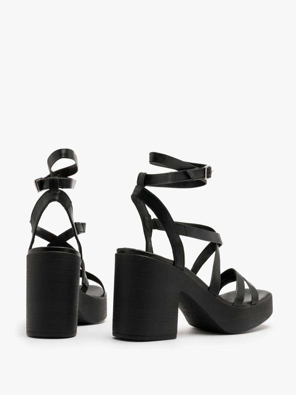 Czarne sandały z ozdobnymi paseczkami