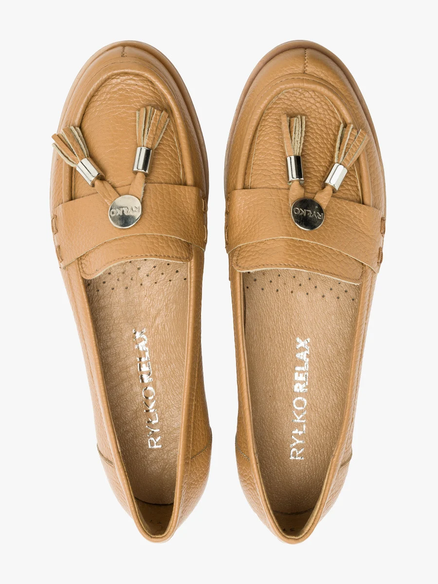 Ciemnobeżowe mokasyny ze srebrną ozdobą