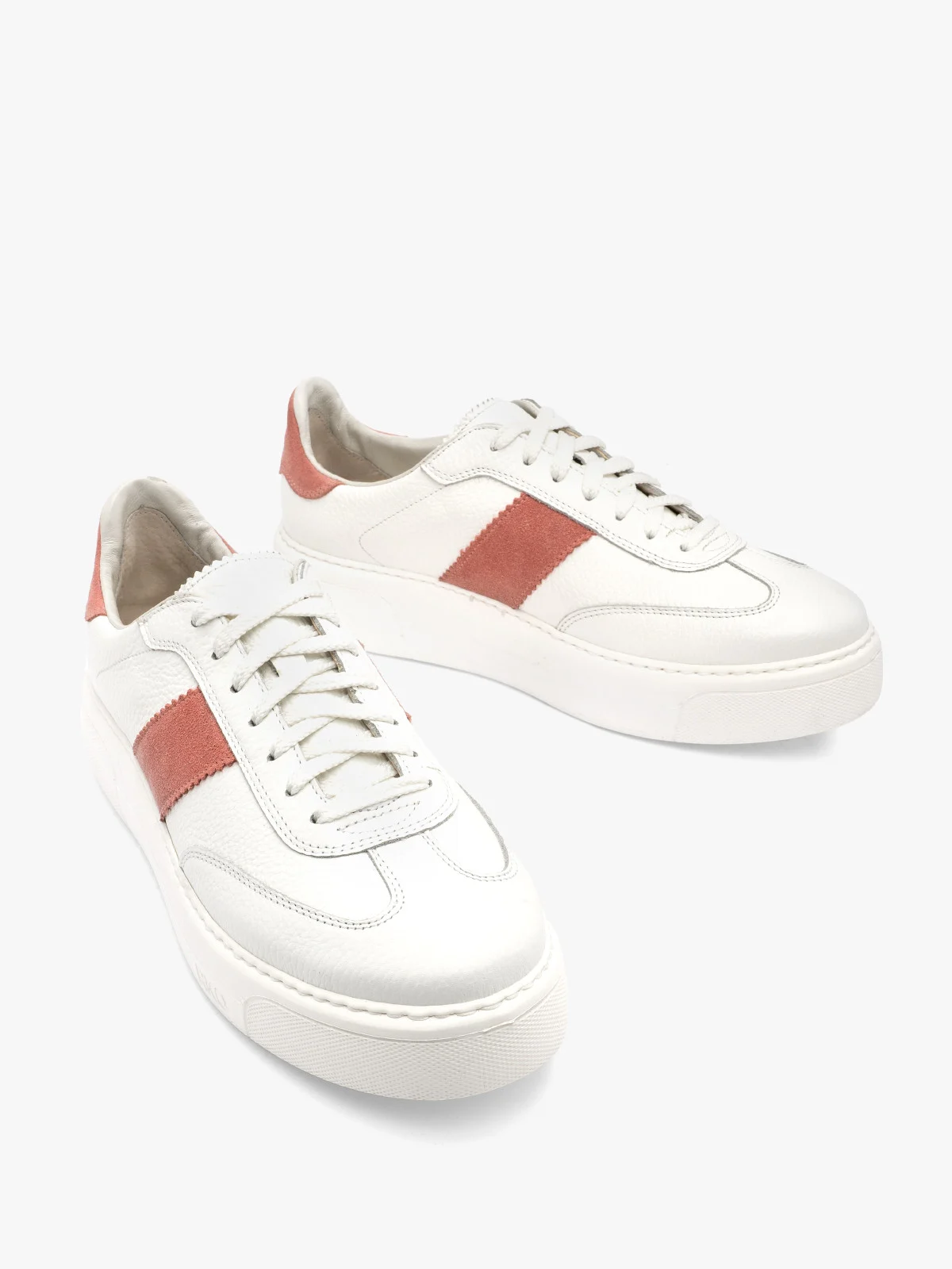 Białe, sportowe półbuty damskie z różowymi wstawkami