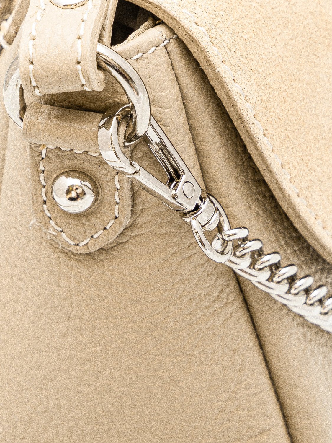 Mała beżowa torebka z łańcuszkiem