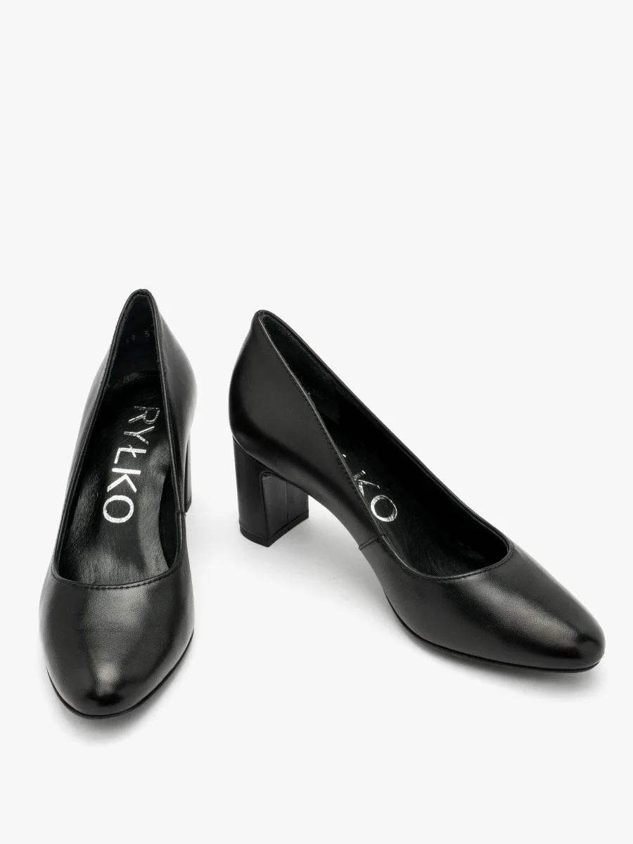 Czarne czółenka na słupku