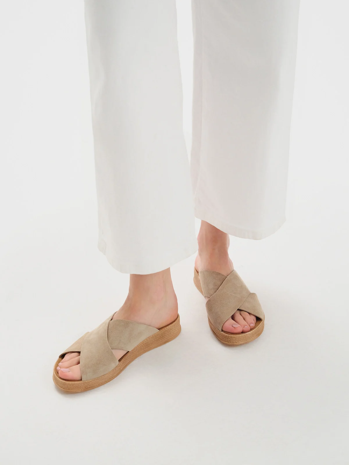 Piaskowe klapki na ozdobnym spodzie