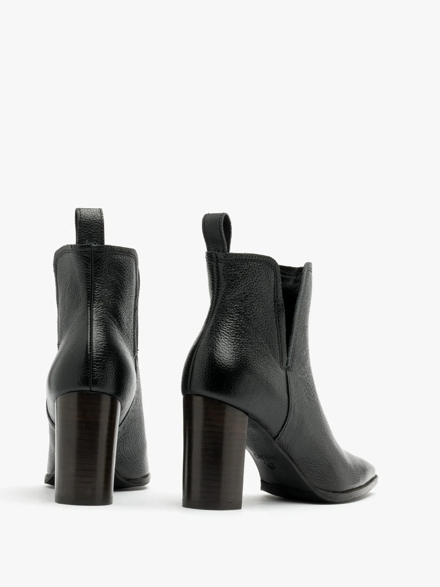 Czarne botki z ozdobną cholewką