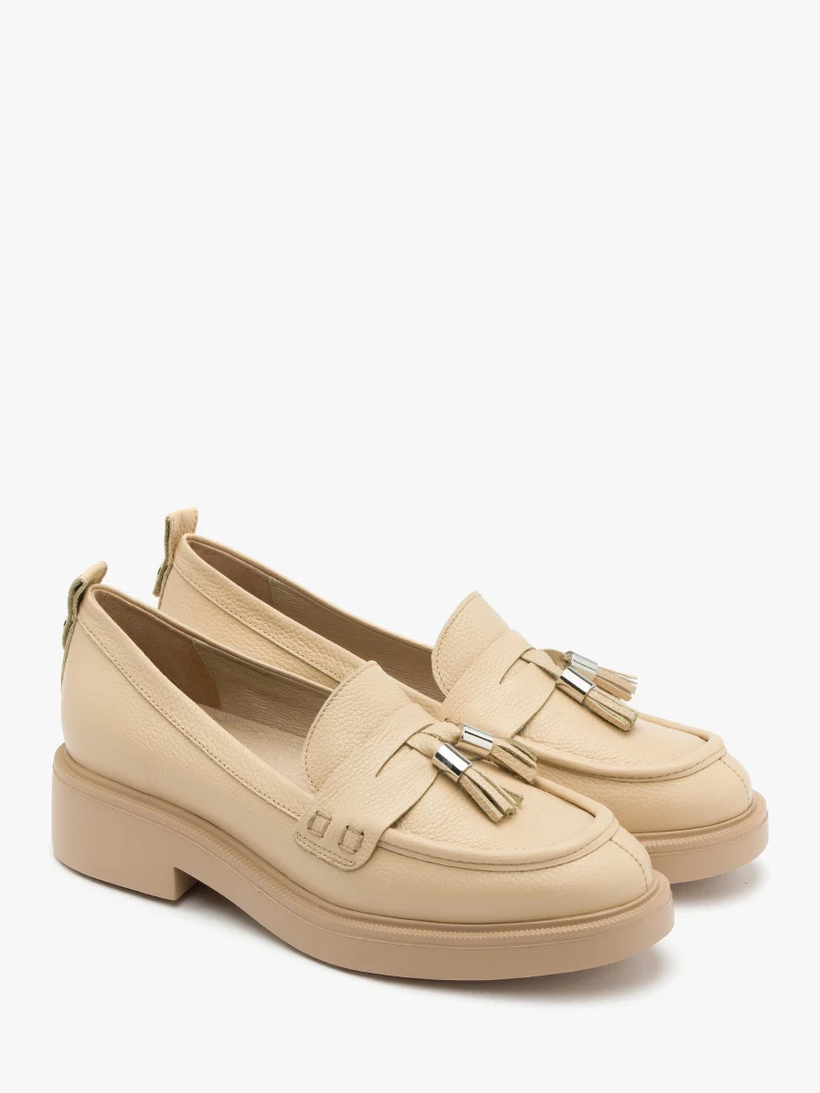 Beżowe mokasyny z ozdobnymi frędzlami