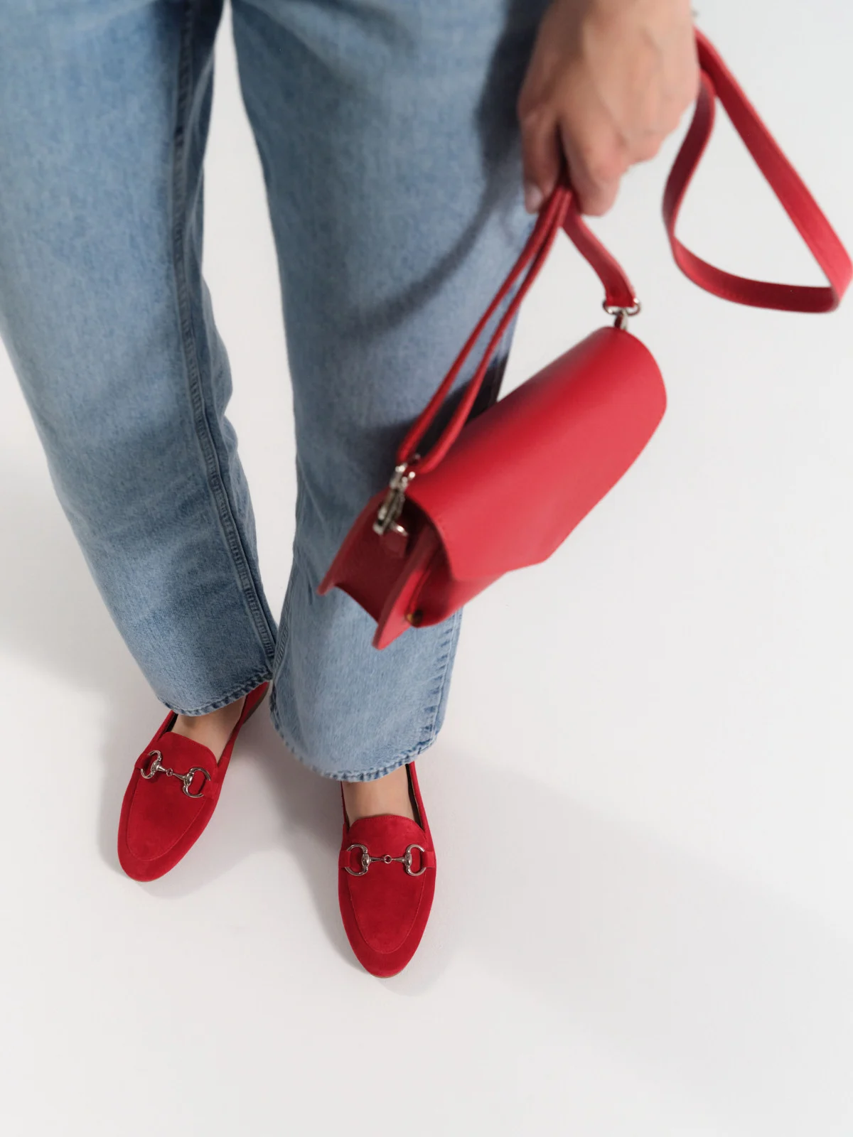 Czerwone mokasyny z ozdobną klamerką
