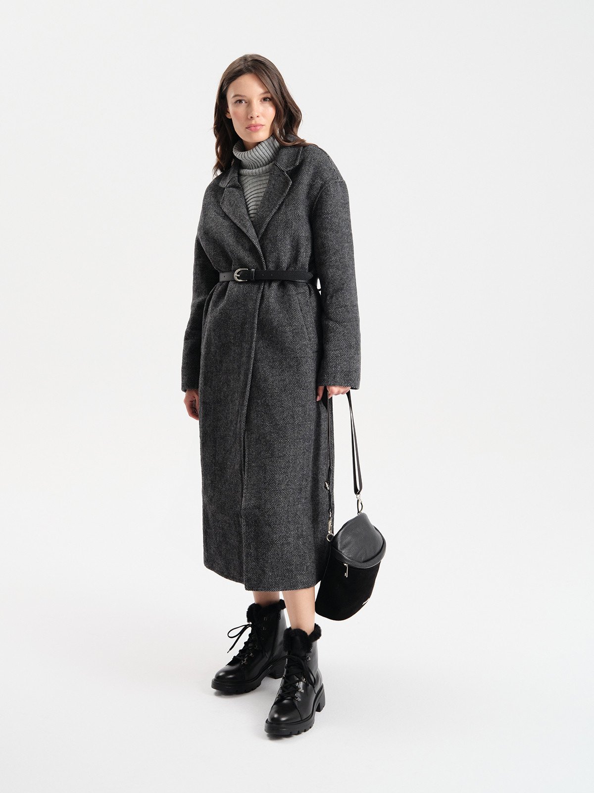 Czarne, sznurowane trzewiki z futrem