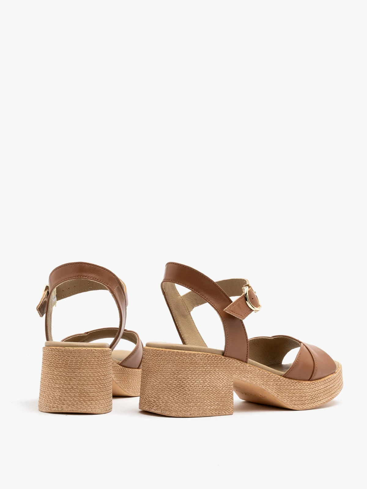 Jasnobrązowe sandały na masywnej platformie