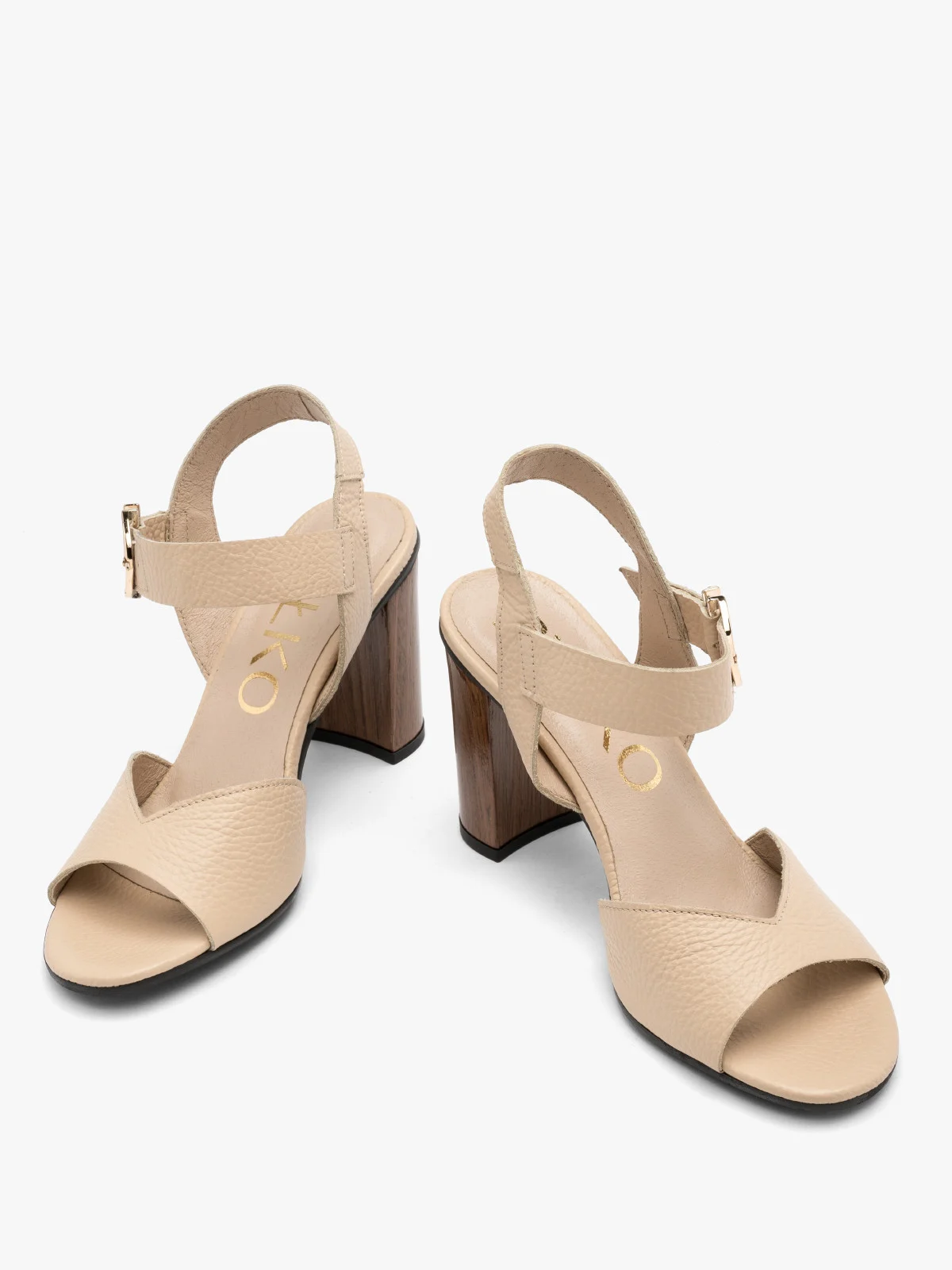 Beżowe sandały na drewnianym słupku