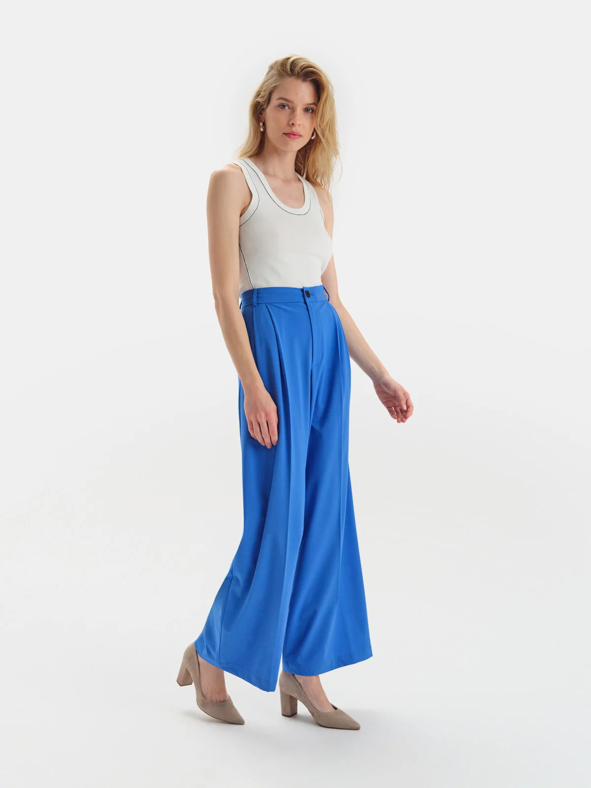 Beżowe czółenka na słupku