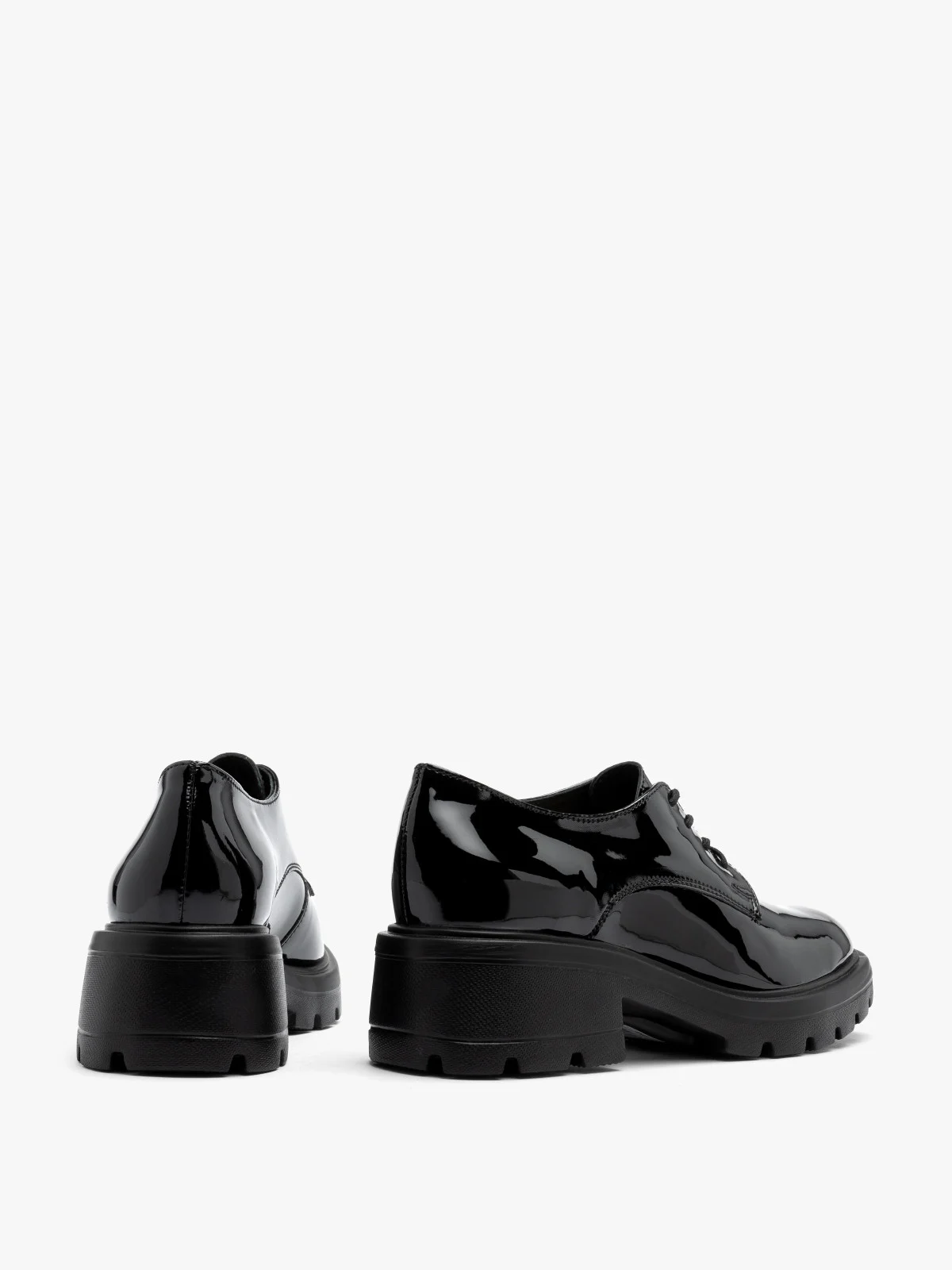 Lakierowane półbuty damskie na masywnym spodzie