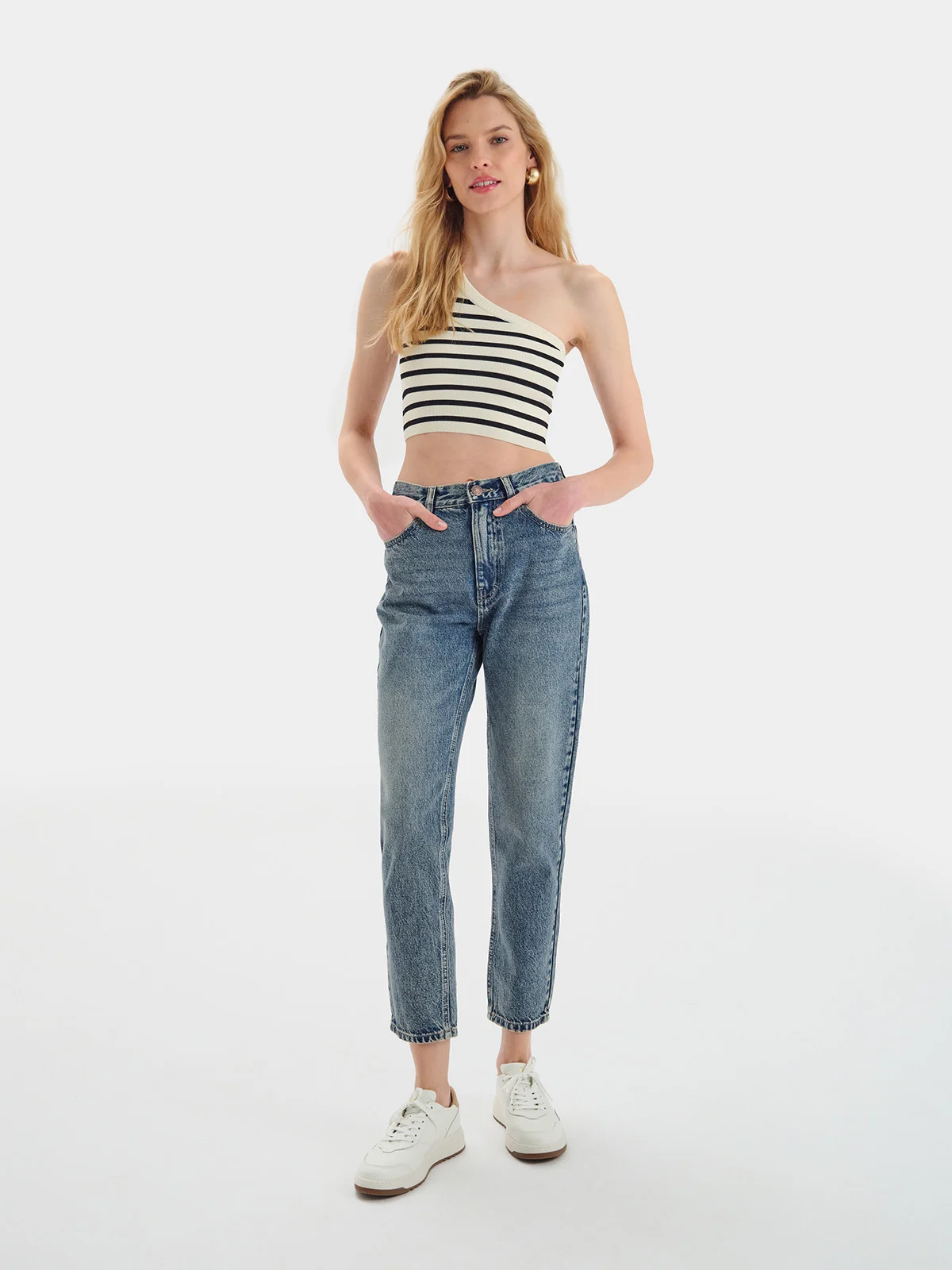 Białe półbuty sportowe z musztardową wstawką na pięcie