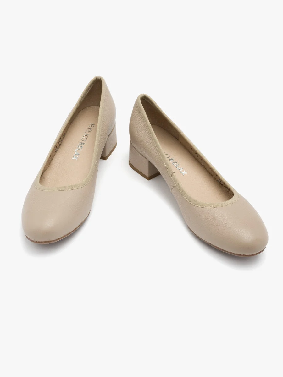 Beżowe czółenka na niskim obcasie