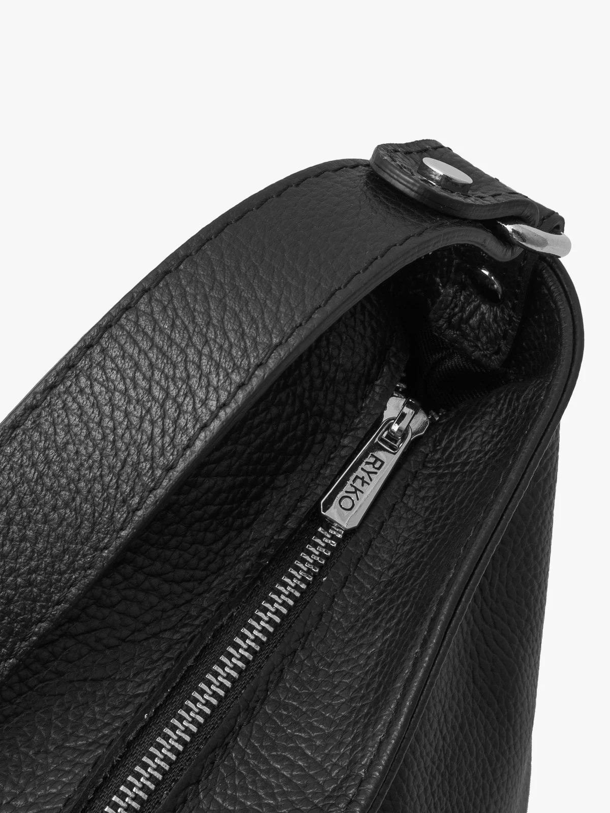 Czarna torebka z kontrastowym paskiem z tkaniny