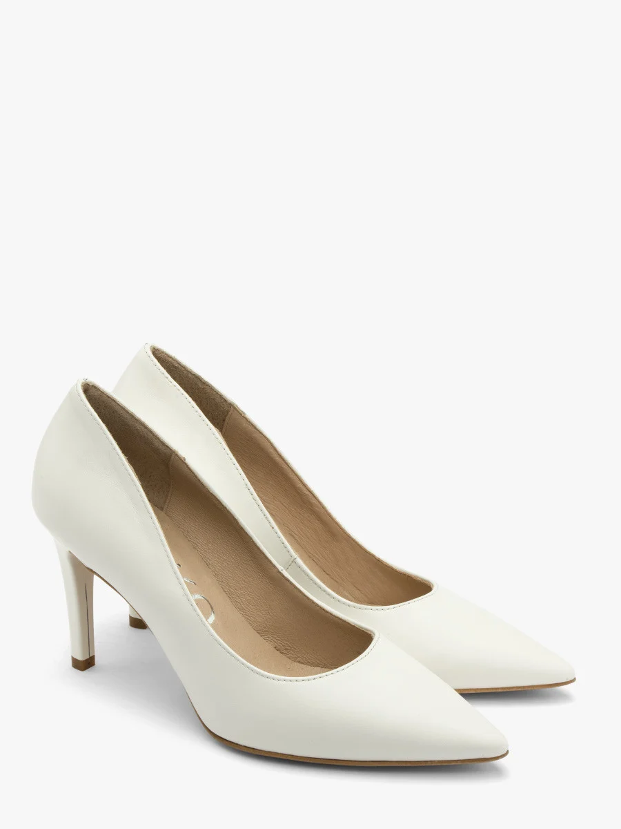 Białe czółenka na szpilce