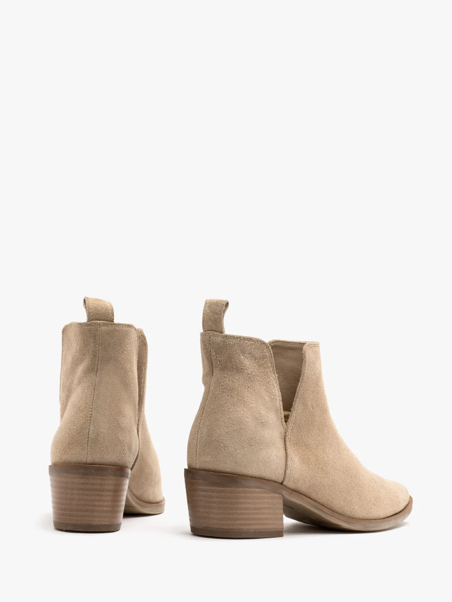 Piaskowe botki na niskim obcasie