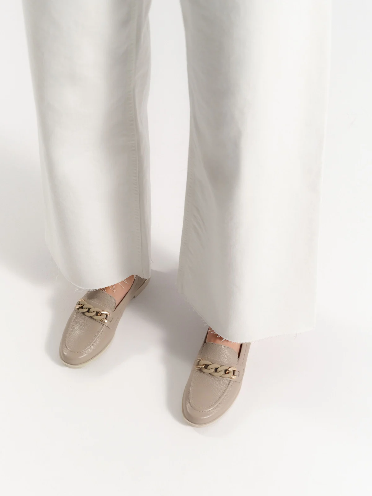 Beżowy mokasyn ze złoto-beżową ozdobą