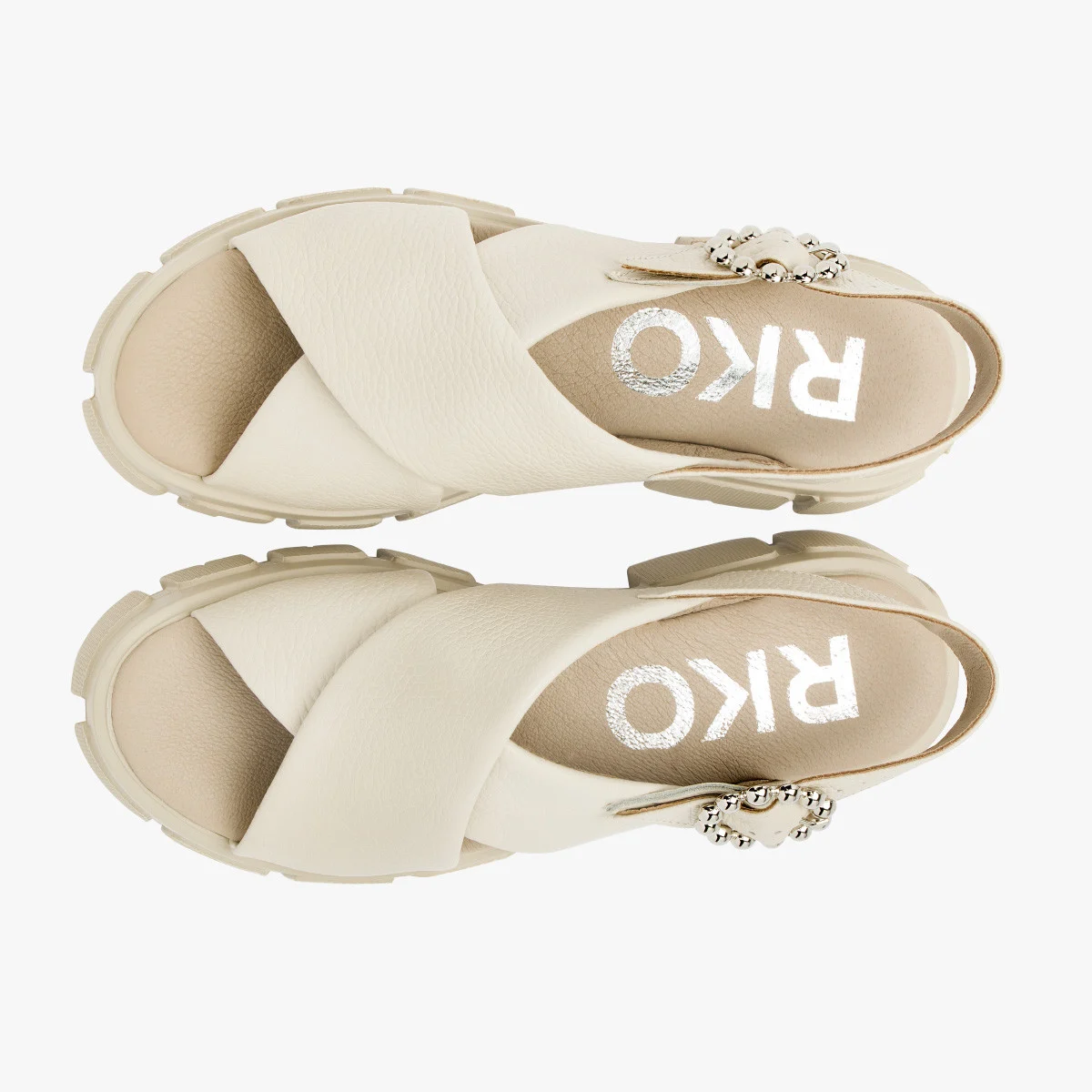 Kremowe sandały z ozdobną klamrą