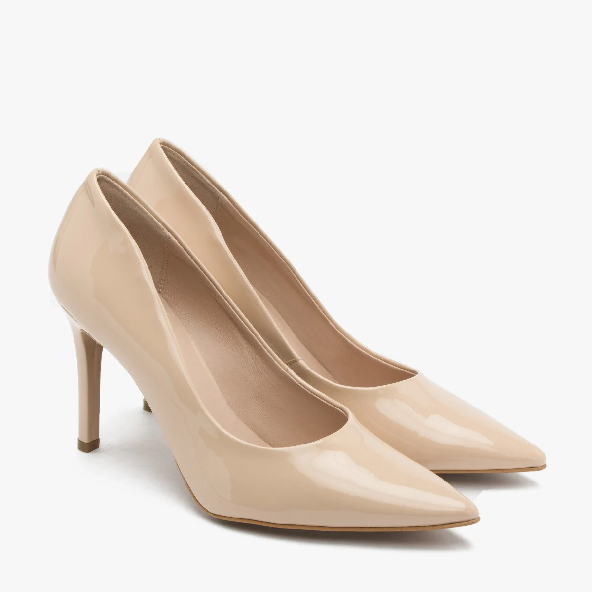 Beżowe, lakierowane czółenka na wysokiej szpilce