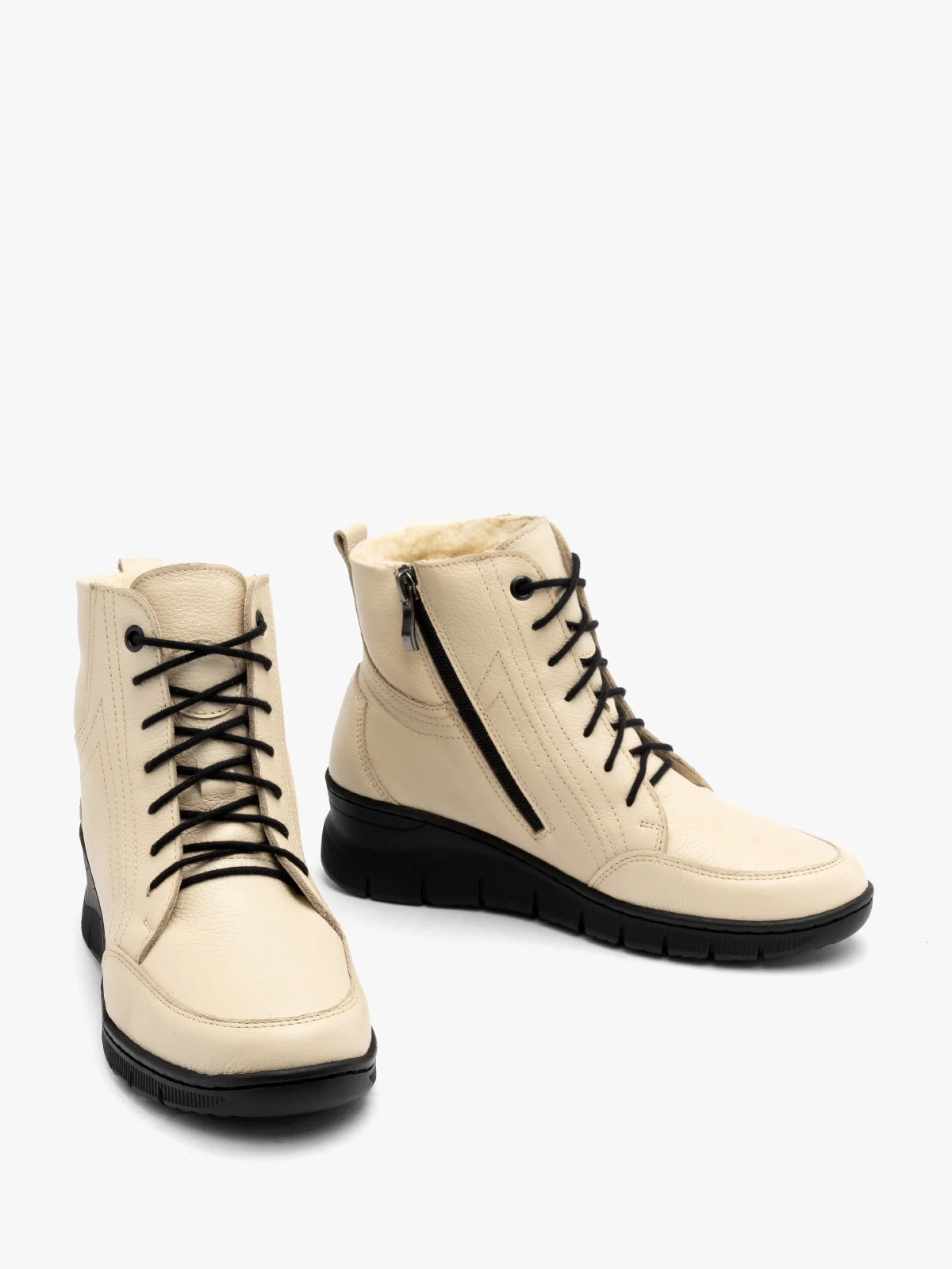 Kremowe, ocieplane kożuchem naturalnym trzewiki z zamkiem