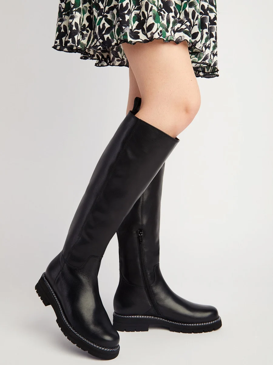 Czarne kozaki z jasnymi przeszyciami