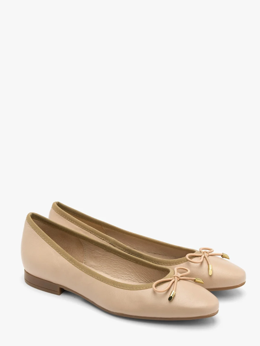 Beżowe baleriny z ozdobną kokardą