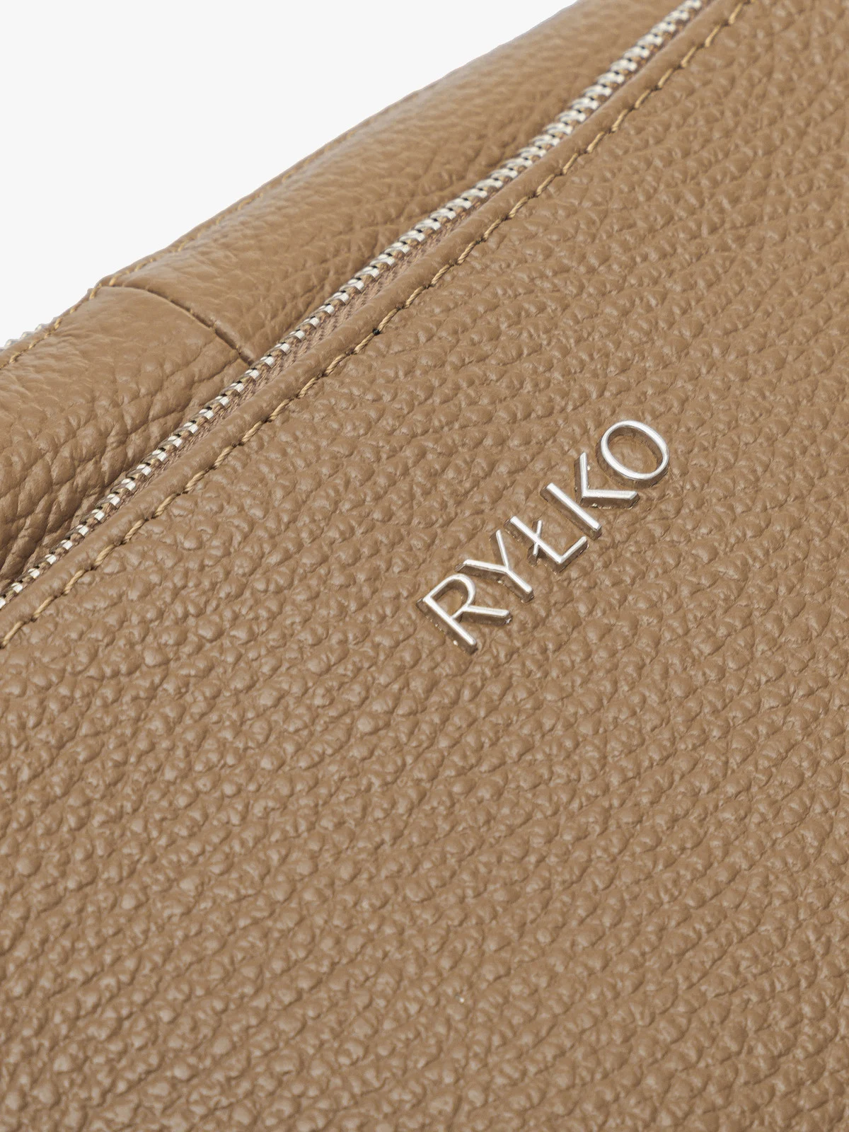 Beżowa torebka średniej wielkości