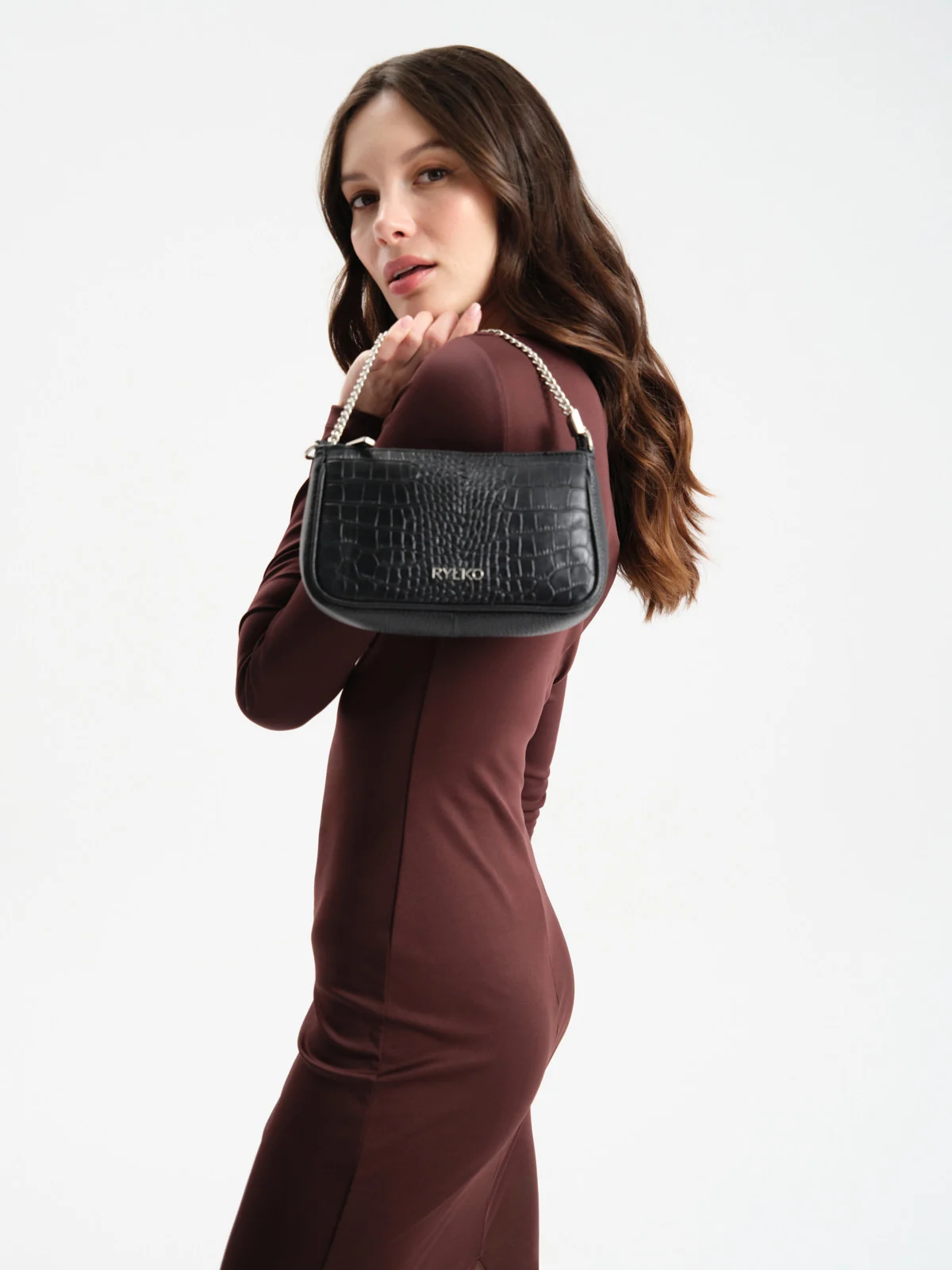 Czarna torebka w zwierzęcy deseń z łańcuszkiem