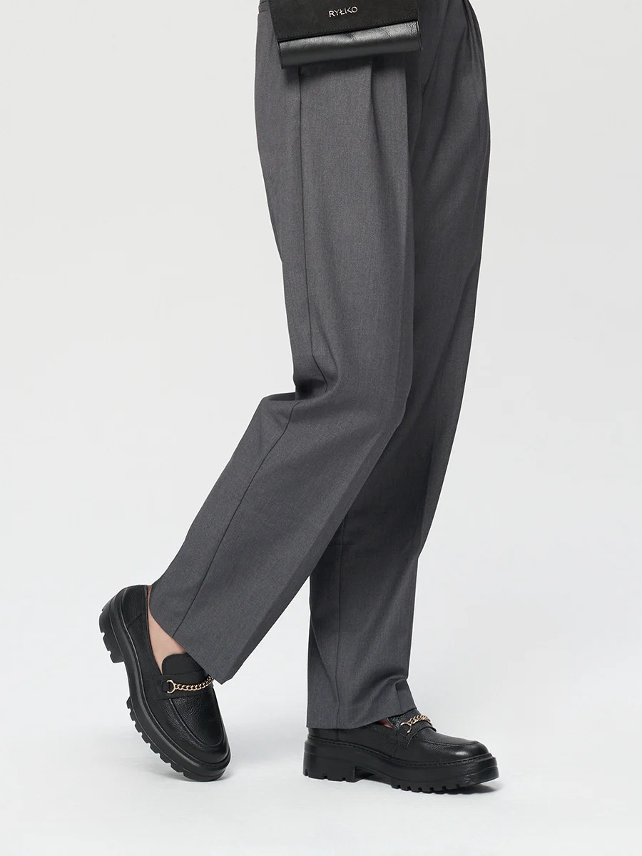 Czarne mokasyny ze złotym łańcuszkiem